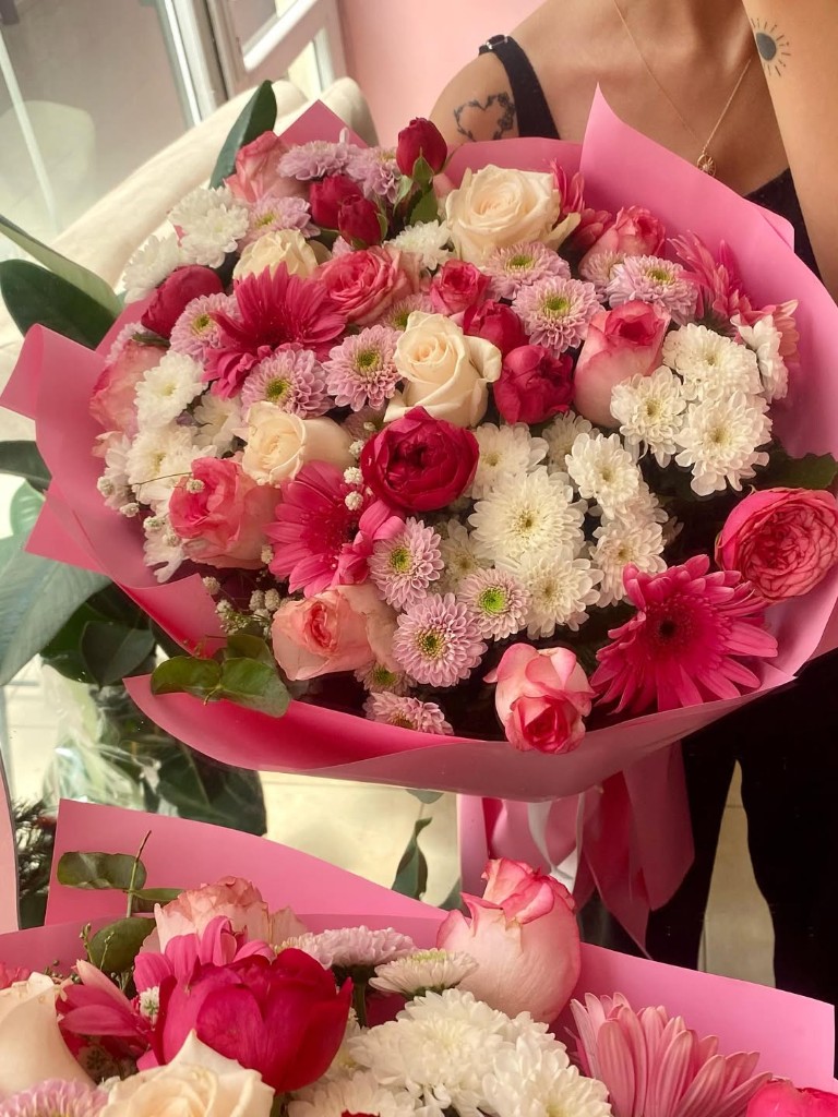 Pembe ambalajlı renkli çiçek buketi — Lalin Florist atölyesinden